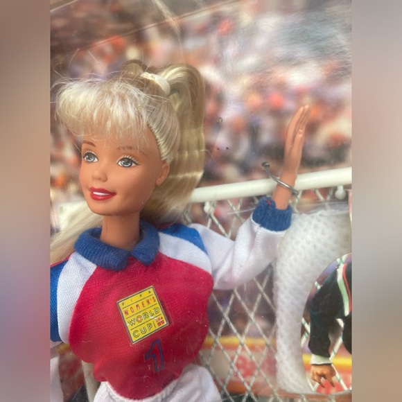 Vintage Soccer Barbie Doll - FIFA - Picture 12 of 12